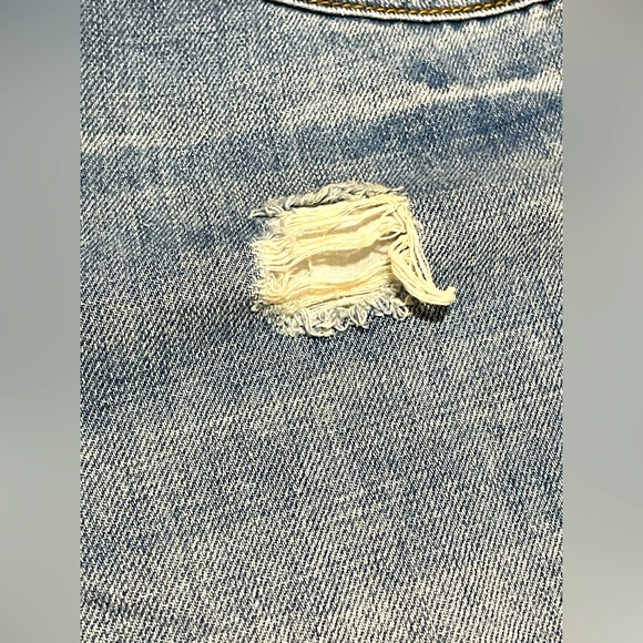 BEAUTIFUL PAIR OF GUESS LIGHT INDIGO WASH DISTRESSED DENIM JEAN SHORTS SIZE 33W! - Picture 16 of 16